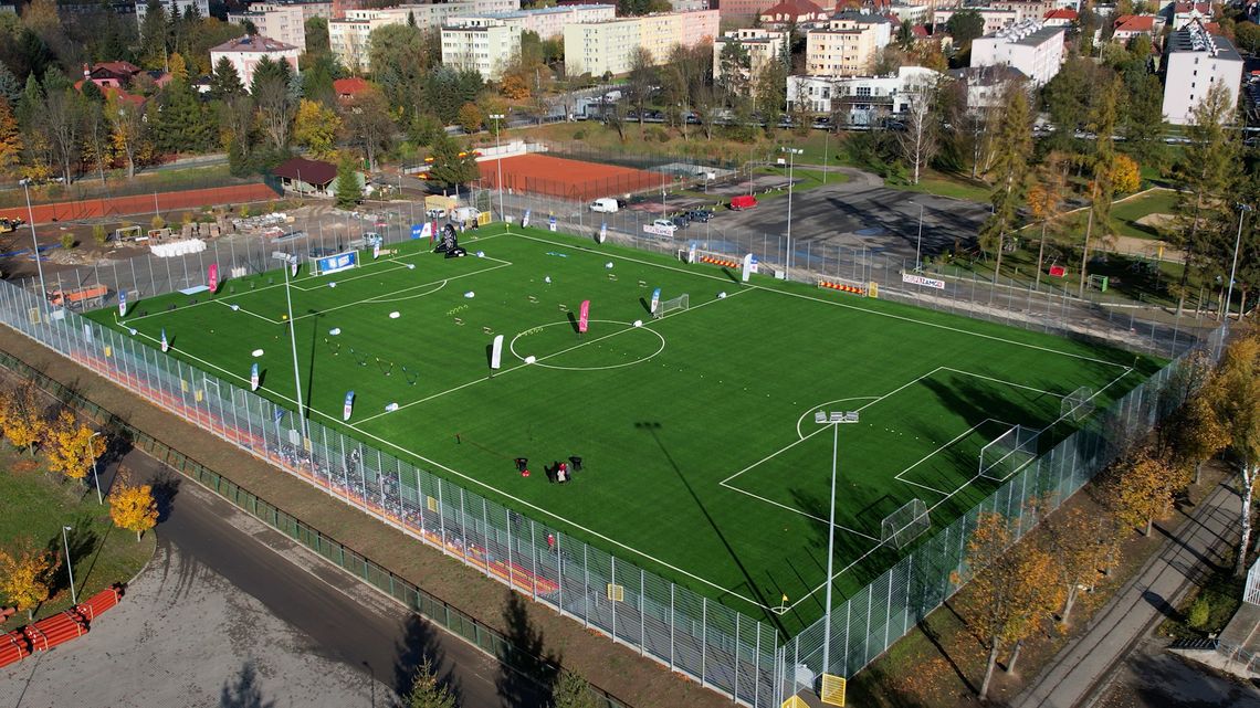 Uroczyste otwarcie boiska z certyfikatem FIFA na terenie OSiR-u w Kłodzku Uroczyste otwarcie boiska z certyfikatem FIFA na terenie OSiR-u w Kłodzku