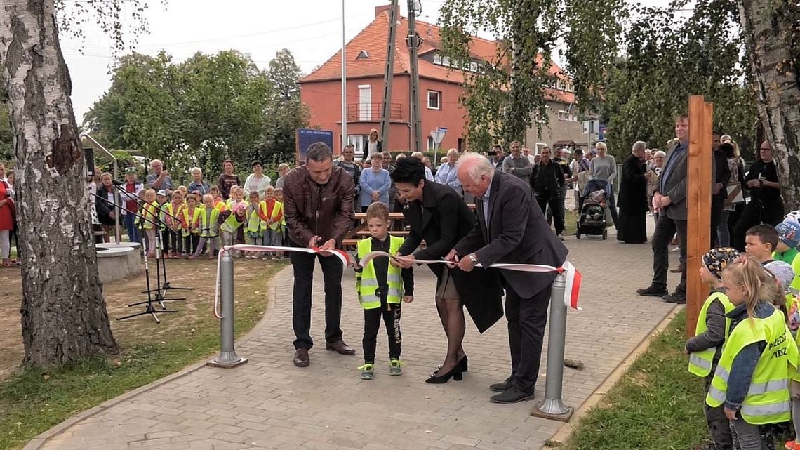 UROCZYSTE OTWARCIE SKWERU PRZY STAWIE W PIESZYCACH