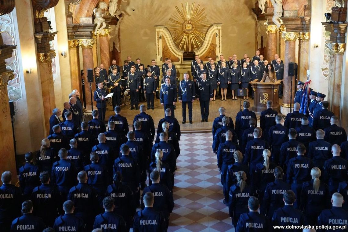 Uroczyste ślubowanie nowych policjantów we wrocławskim Oratorium Marianum