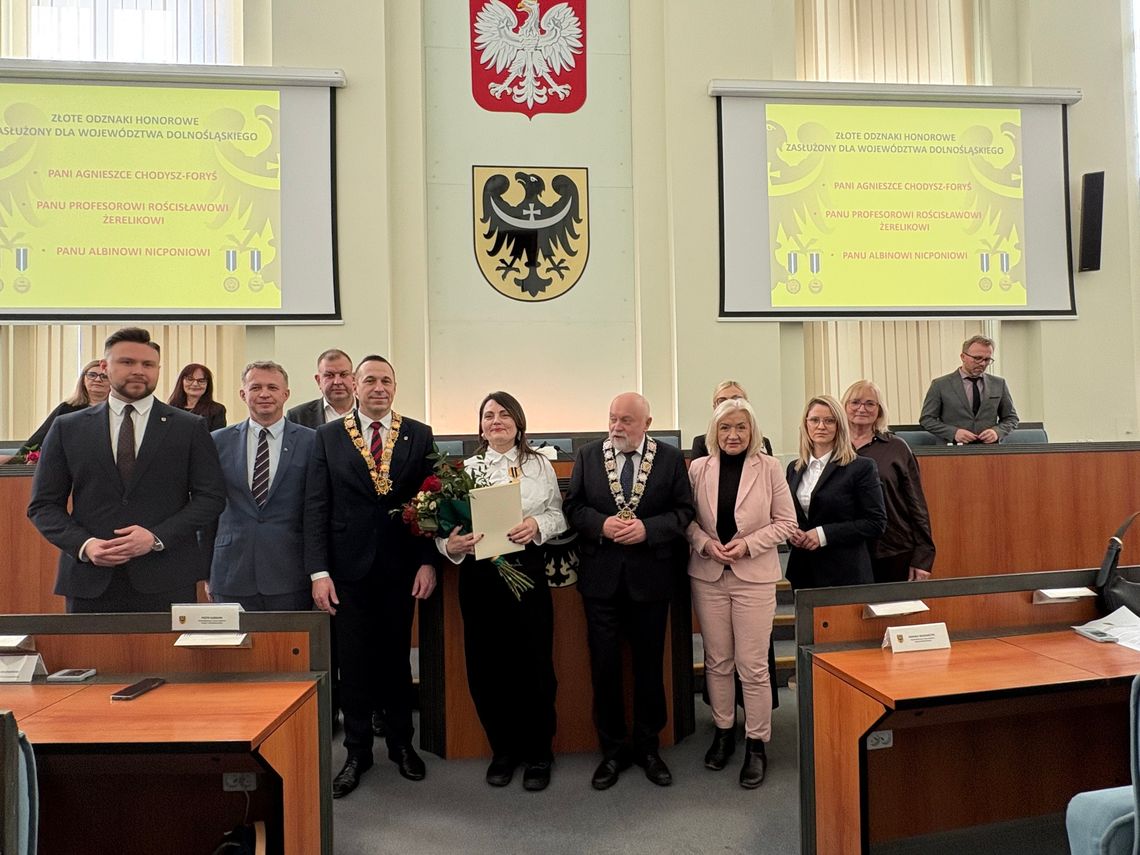 Uroczystość wręczenia Złotej Odznaki Honorowej „Zasłużony dla Województwa Dolnośląskiego”. Uroczystość wręczenia Złotej Odznaki Honorowej „Zasłużony dla Województwa Dolnośląskiego”.