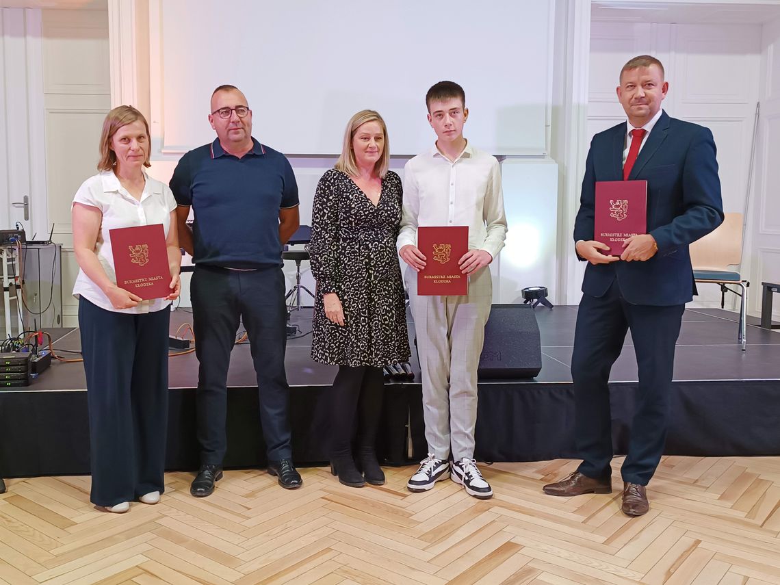 Uzdolnieni uczniowie wyróżnieni stypendiami burmistrza Kłodzka