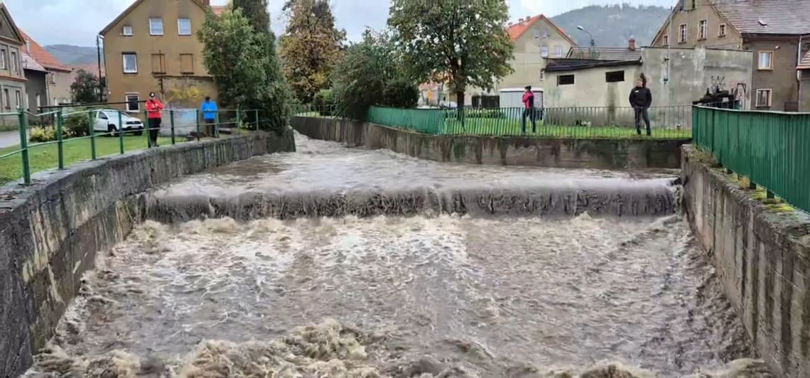 W Bielawie bez większych problemów woda przepływa przez miasto z lekkimi podtopieniami