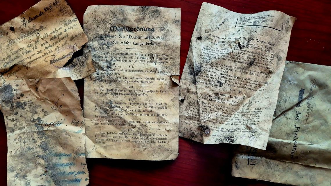 W Bielawie odnaleziono blisko 100-letnie, niemieckie dokumenty