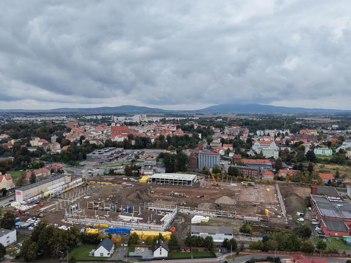 W Dzierżoniowie „rośnie” długo wyczekiwany park handlowy