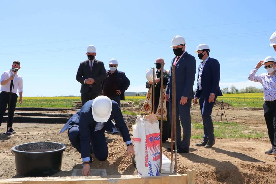 W PIŁAWIE GÓRNEJ WMUROWANO KAMIEŃ WĘGIELNY POD BUDOWĘ ŻŁOBKA