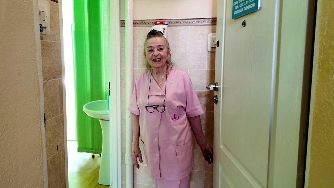 W wieku 82 lat nadal trzyma igłę w dłoni – historia pasji i precyzji