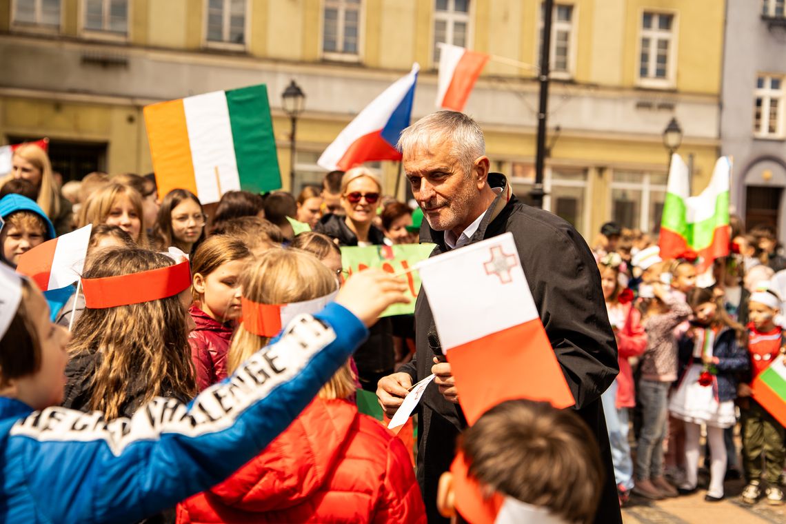 Wałbrzych obchodził Dzień Europy – barwna parada i europejskie akcenty na Rynku Wałbrzych obchodził Dzień Europy – barwna parada i europejskie akcenty na Rynku