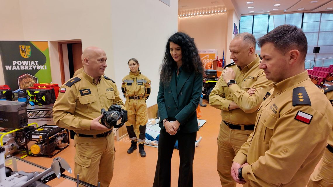 Wałbrzych stawia na bezpieczeństwo: Spotkanie z Wojewodą Anną Żabską Wałbrzych stawia na bezpieczeństwo: Spotkanie z Wojewodą Anną Żabską