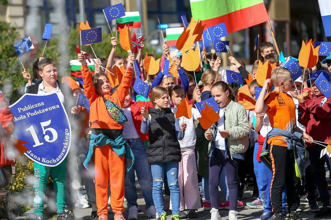 Wałbrzych świętuje Dzień Europy – uczniowie i europejskie akcenty na Rynku, barwna parada przemaszeruje przez centrum miasta. Wałbrzych świętuje Dzień Europy – uczniowie i europejskie akcenty na Rynku, barwna parada przemaszeruje przez centrum miasta.