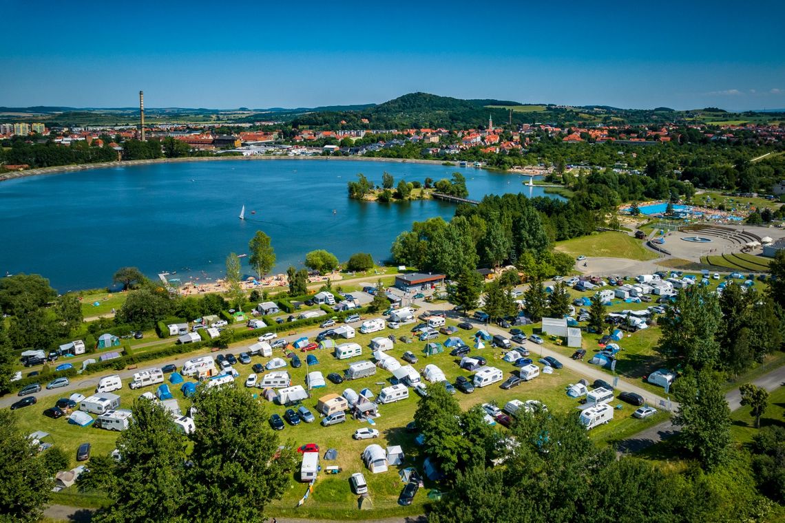Weekendowa "inwazja" turystów na bielawski Camping "Sudety"