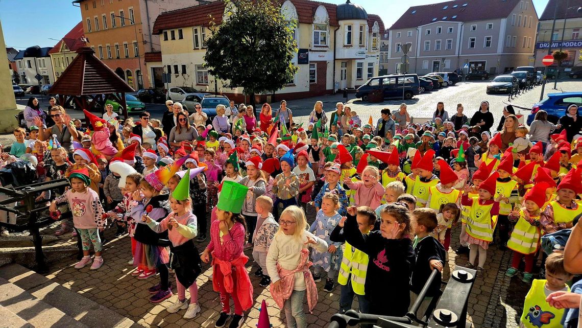 Wesoła manifestacja przedszkolaków pod bielawskim magistratem