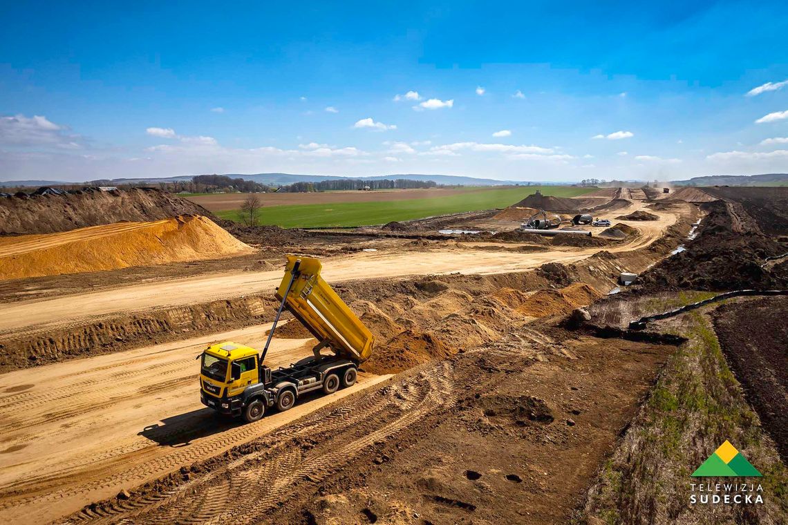 Widoczne postępy w budowie trasy S8 z Wrocławia w kierunku Kłodzka Widoczne postępy w budowie trasy S8 z Wrocławia w kierunku Kłodzka