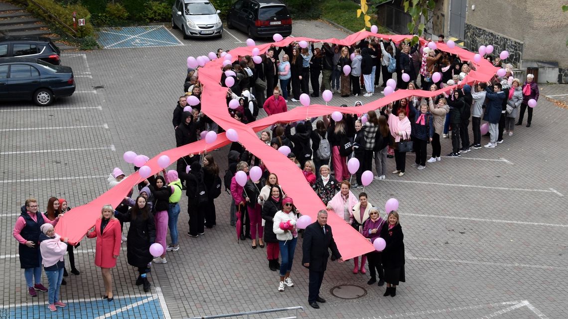 Wielka różowa wstążka w Dzierżoniowie
