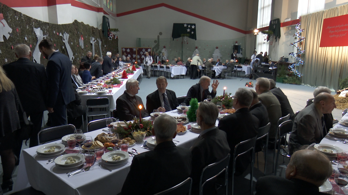 WIGILIA DLA KOMBATANTÓW W ZESPOLE SZKÓŁ NR 3 W DZIERŻONIOWIE WIGILIA DLA KOMBATANTÓW W ZESPOLE SZKÓŁ NR 3 W DZIERŻONIOWIE