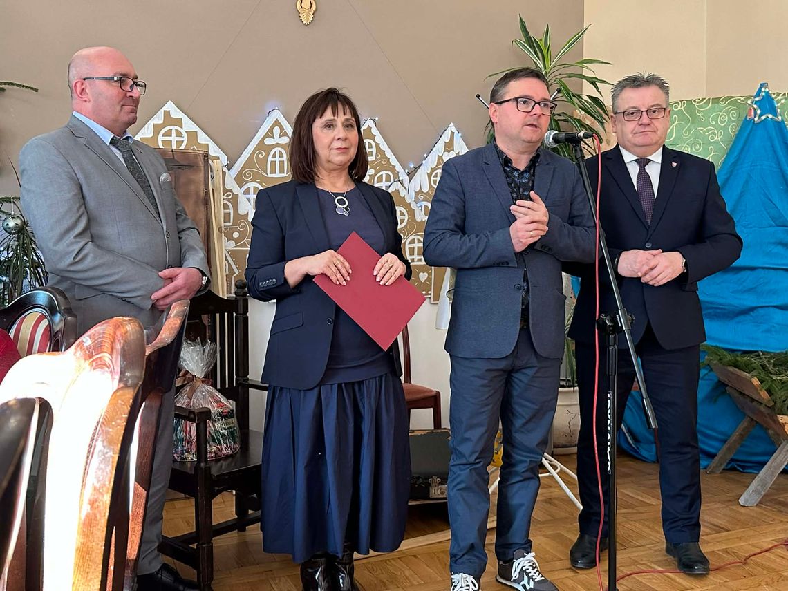 Wigilijne spotkanie i nowy bus w DPS Podzamek Wigilijne spotkanie i nowy bus w DPS Podzamek