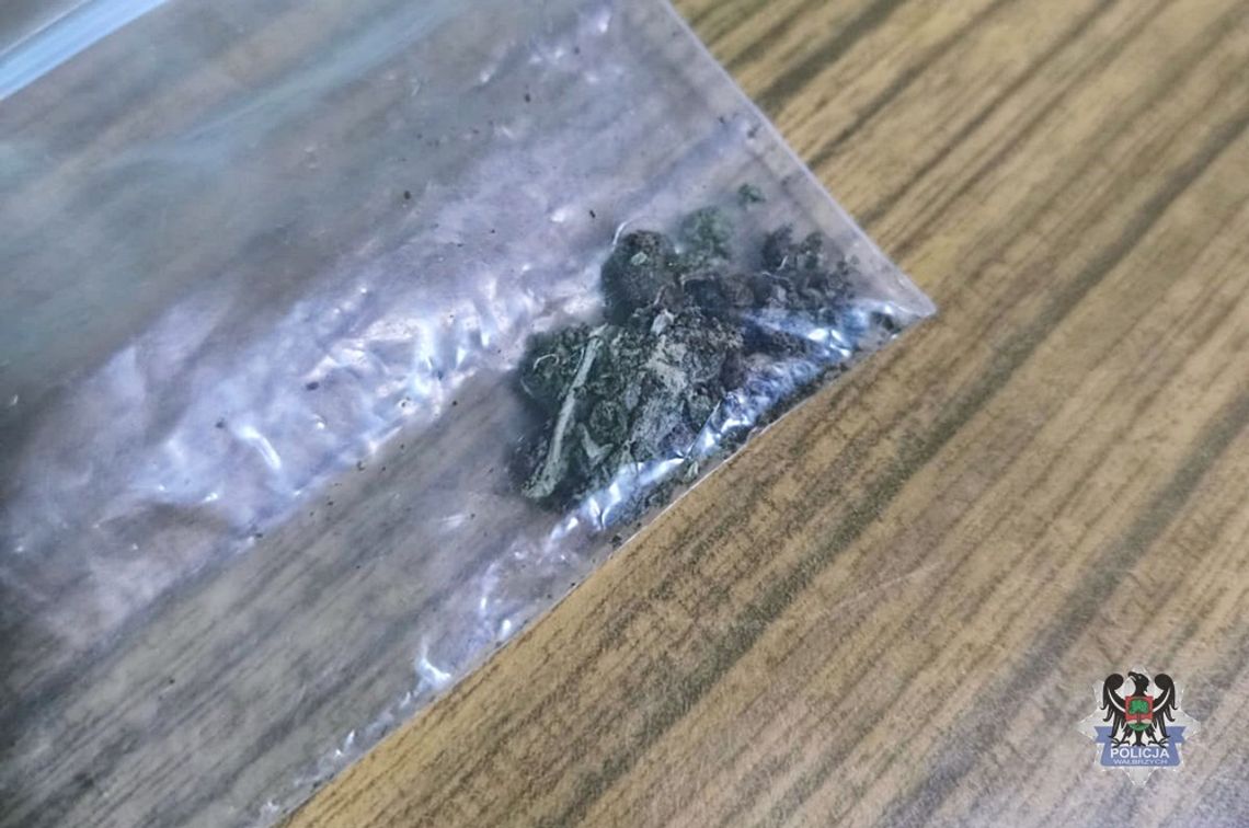 Wpadli z narkotykami podczas kontroli drogowej. Kierujący znajdował się pod wpływem substancji psychoaktywnych, a pasażer był poszukiwany za wcześniej popełnione przestępstwa