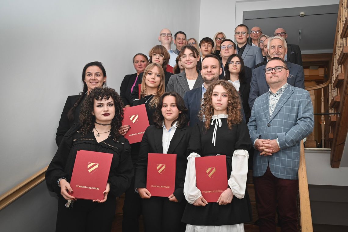 Wręczenie Stypendiów i Zmiany w Budżecie : XII Sesja Rady Powiatu Kłodzkiego