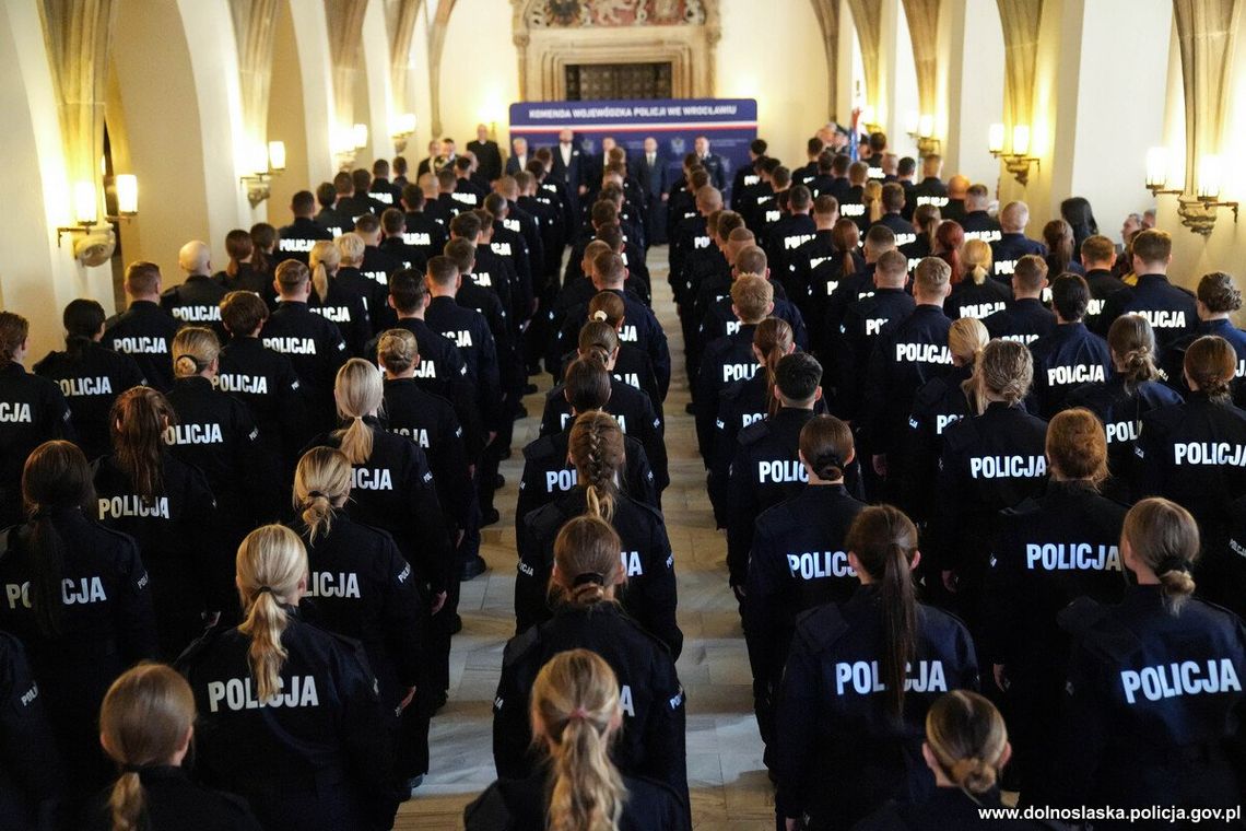 Wrocław: 134 nowo przyjętych policjantów garnizonu dolnośląskiego wypowiedziało słowa Roty Ślubowania