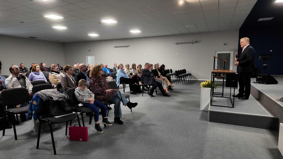 Wspólny stół i wielka nadzieja – wielkanocne spotkanie dla potrzebujących w Dzierżoniowie