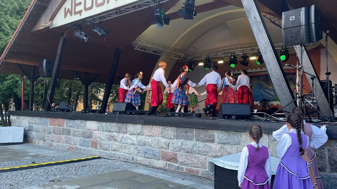 Wspólny występ zespołów „Poloneziaki” i „Czeremosz” w Węgorzewie