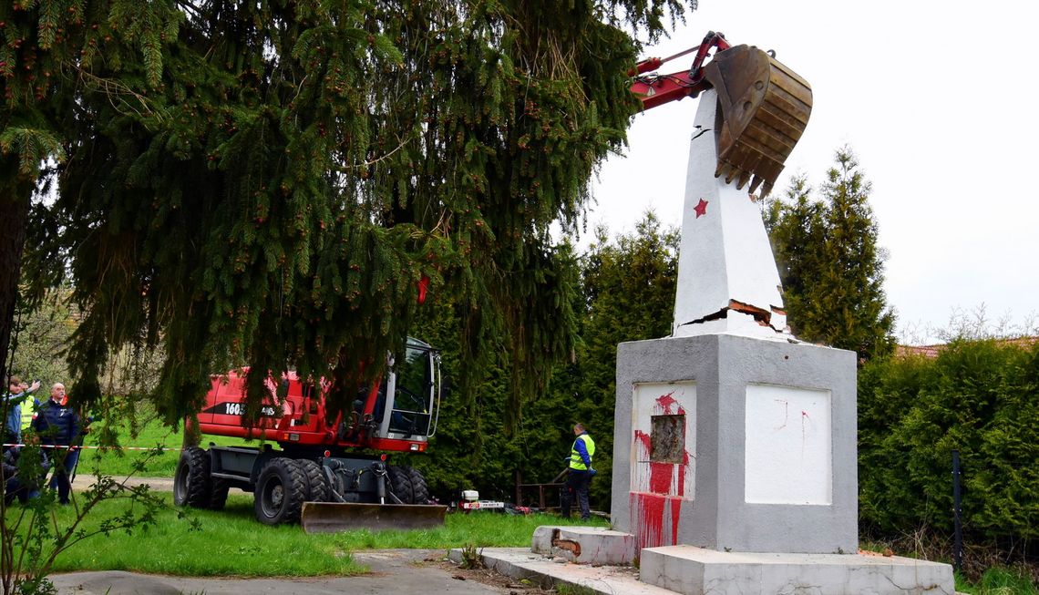 Wyburzenie ostatniego pomnika koło Sobótki