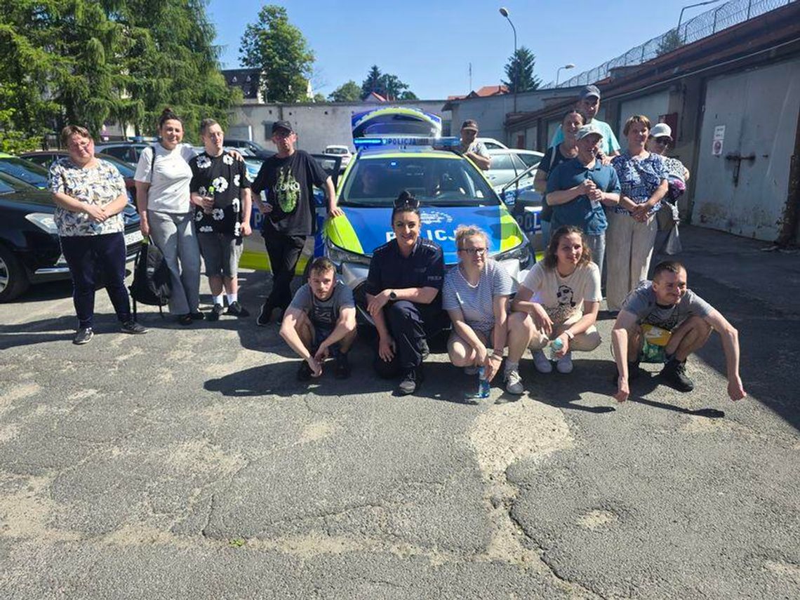 Wychowankowie Specjalnego Ośrodka Szkolno-Wychowawczego z Piławy Górnej odwiedzili dzierżoniowską Komendę Powiatową Policji Wychowankowie Specjalnego Ośrodka Szkolno-Wychowawczego z Piławy Górnej odwiedzili dzierżoniowską Komendę Powiatową Policji