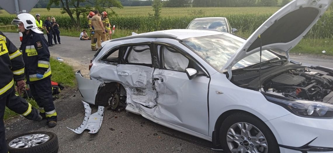 Wypadek na drodze Dzierżoniów - Ząbkowice Śląskie. Ranni nastolatkowie. Dwa śmigłowce LPR w akcji!