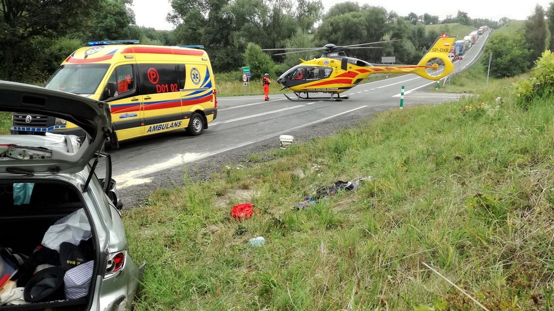 WYPADEK NA ÓSEMCE, DROGA ZABLOKOWANA (AKTUALIZACJA WIDEO)