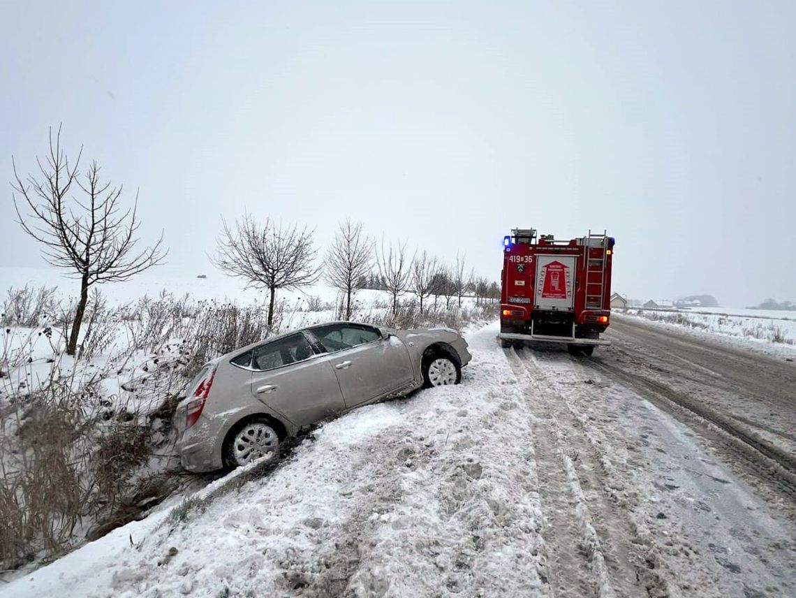 Wypadł z drogi, interwencja OSP z Jaźwiny