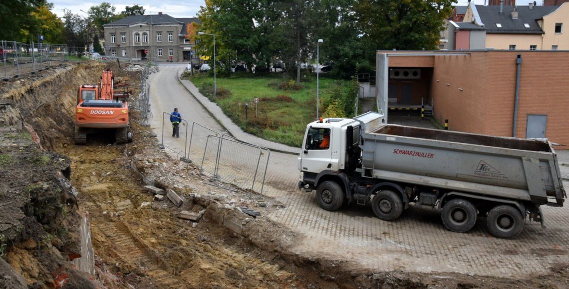 Wzdłuż ul. Prochowej w Dzierżoniowie trwają prace przy budowie nowego muru oporowego