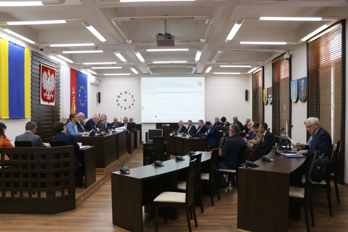 ZA NAMI PAŹDZIERNIKOWA SESJA RADY POWIATU DZIERŻONIOWSKIEGO ZA NAMI PAŹDZIERNIKOWA SESJA RADY POWIATU DZIERŻONIOWSKIEGO