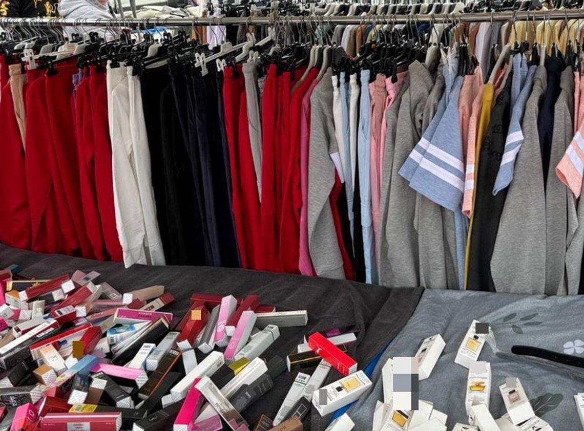 Zabezpieczona podrobiona odzież i perfumy na targowisku w Bielawie – straty producentów wstępnie oszacowano na 250 tysięcy złotych