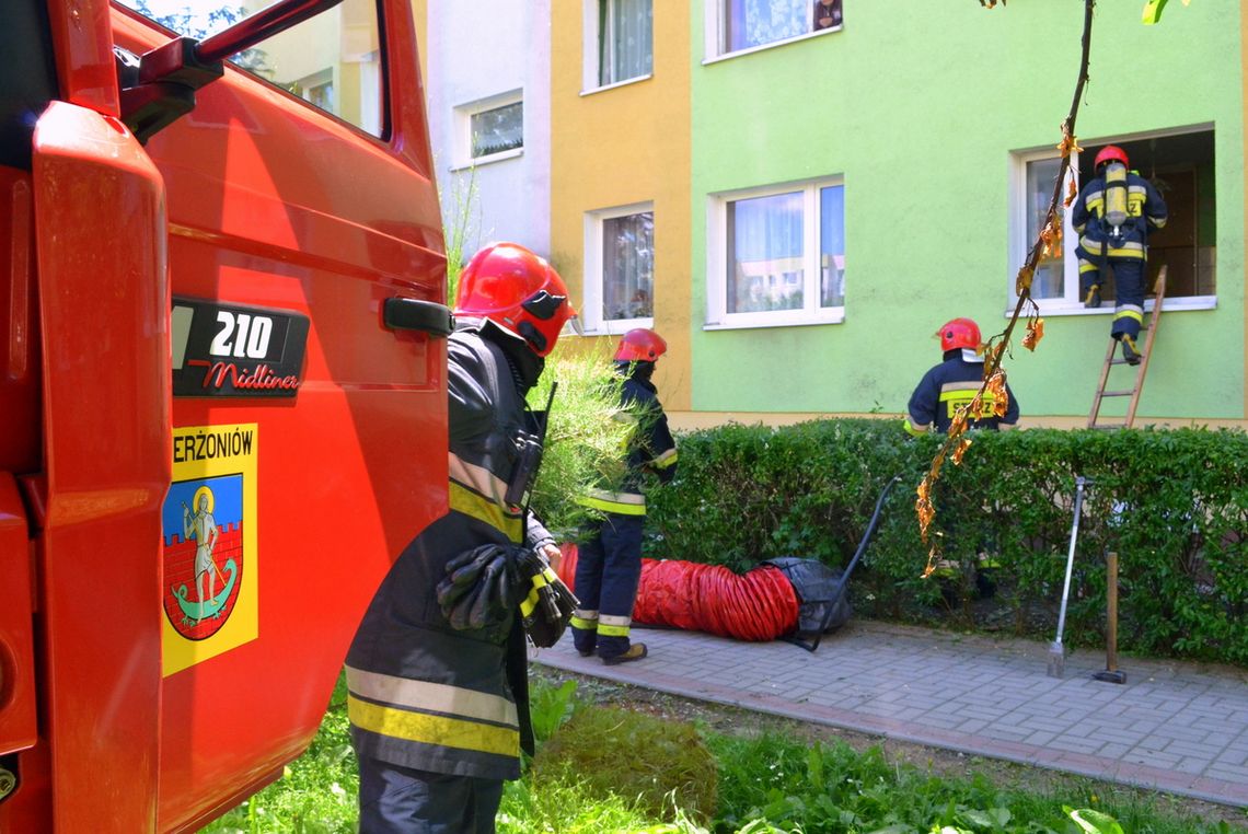 ZADYMIENIE BLOKU W DZIERŻONIOWIE