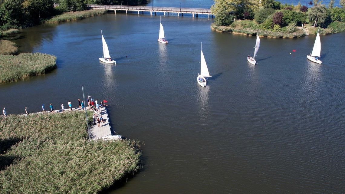 Żagle na Jeziorze Bielawskim: Emocjonujące Regaty w Bielawie Żagle na Jeziorze Bielawskim: Emocjonujące Regaty w Bielawie