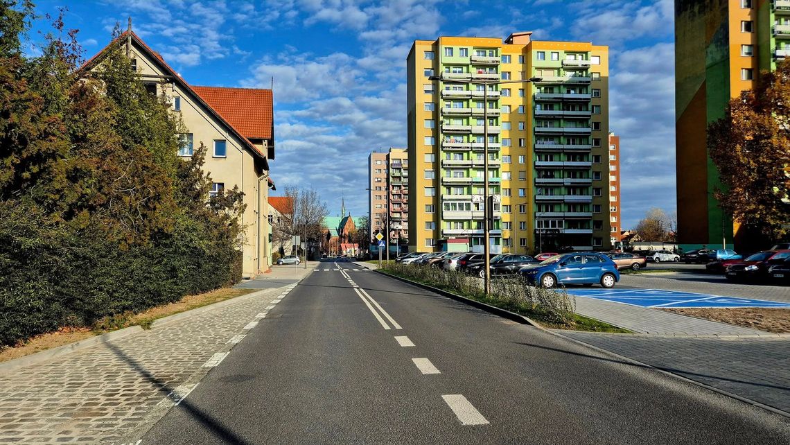 Zakończono II etap kompleksowej przebudowy ul. S. Żeromskiego w Bielawie Zakończono II etap kompleksowej przebudowy ul. S. Żeromskiego w Bielawie