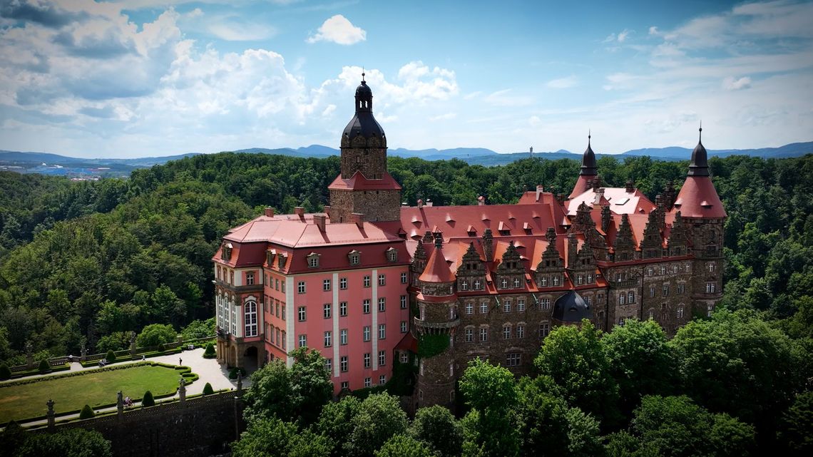 Zamek Książ i kwitnące rododendrony