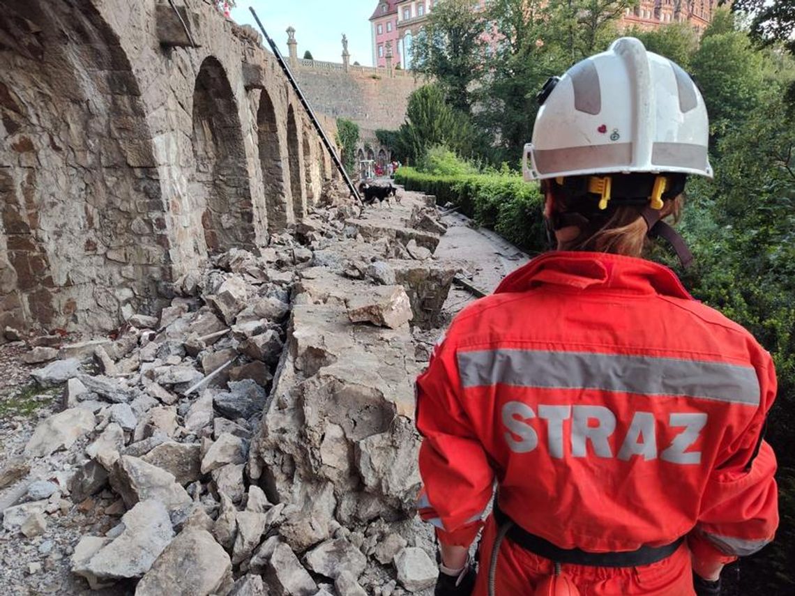 Zamkowy mur runął na trasę turystyczną, ratownicy z psami przeszukali gruzowisko