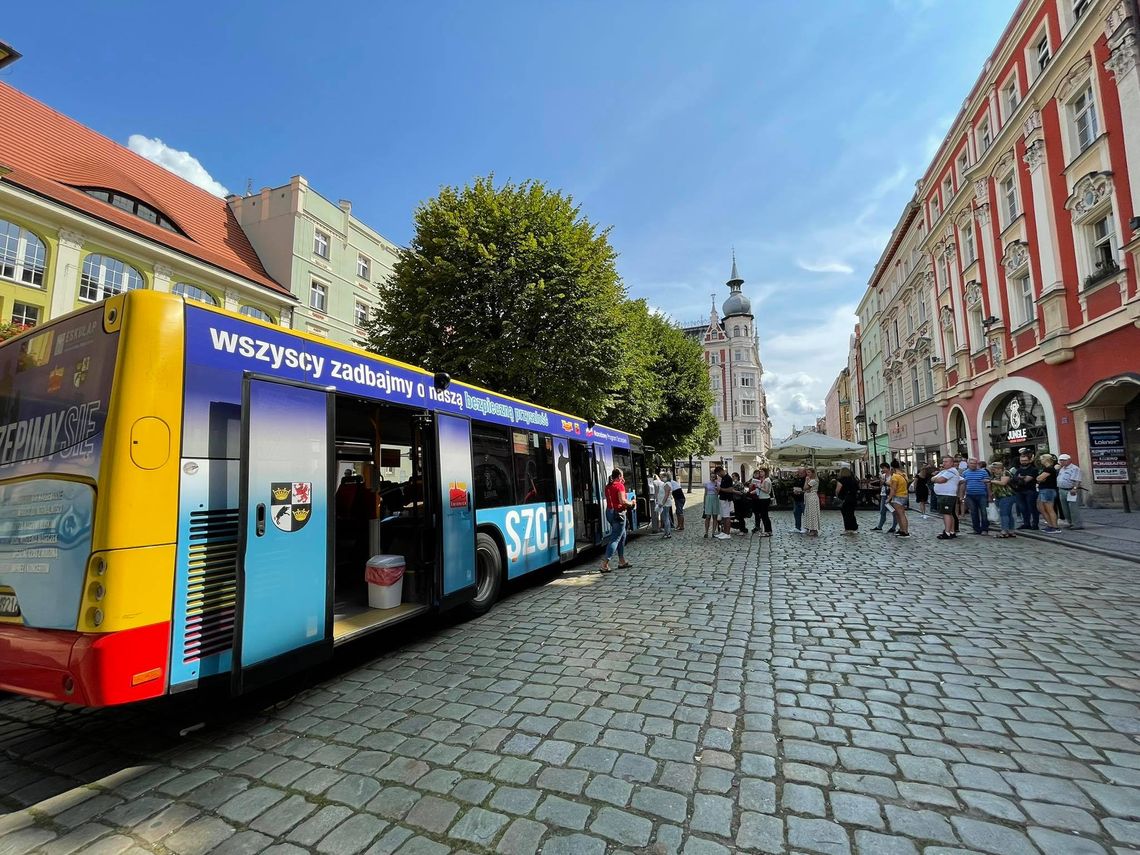 ZASZCZEP SIĘ W AUTOBUSIE