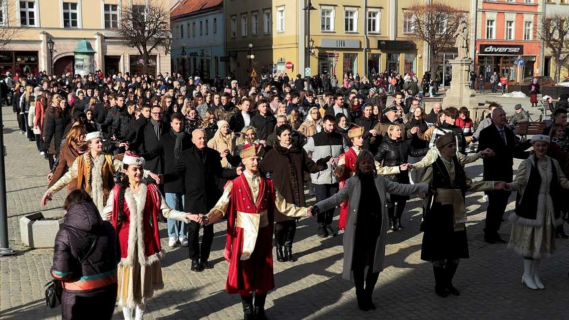 Zatańczyli poloneza na dzierżoniowskim rynku