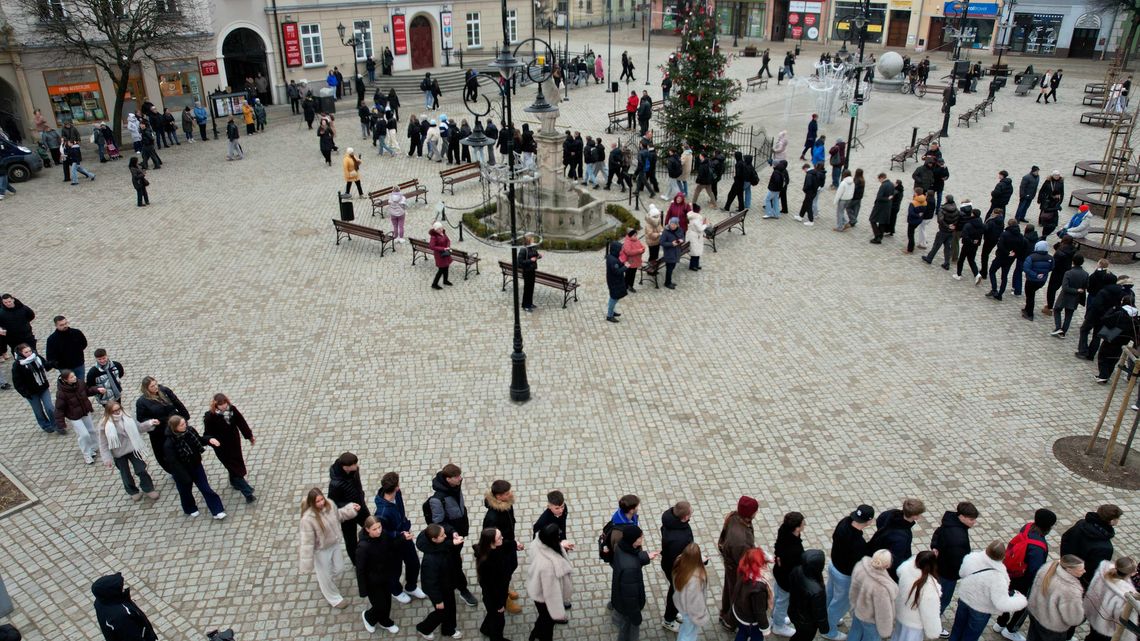 Zatańczyli poloneza na dzierżoniowskim rynku Zatańczyli poloneza na dzierżoniowskim rynku