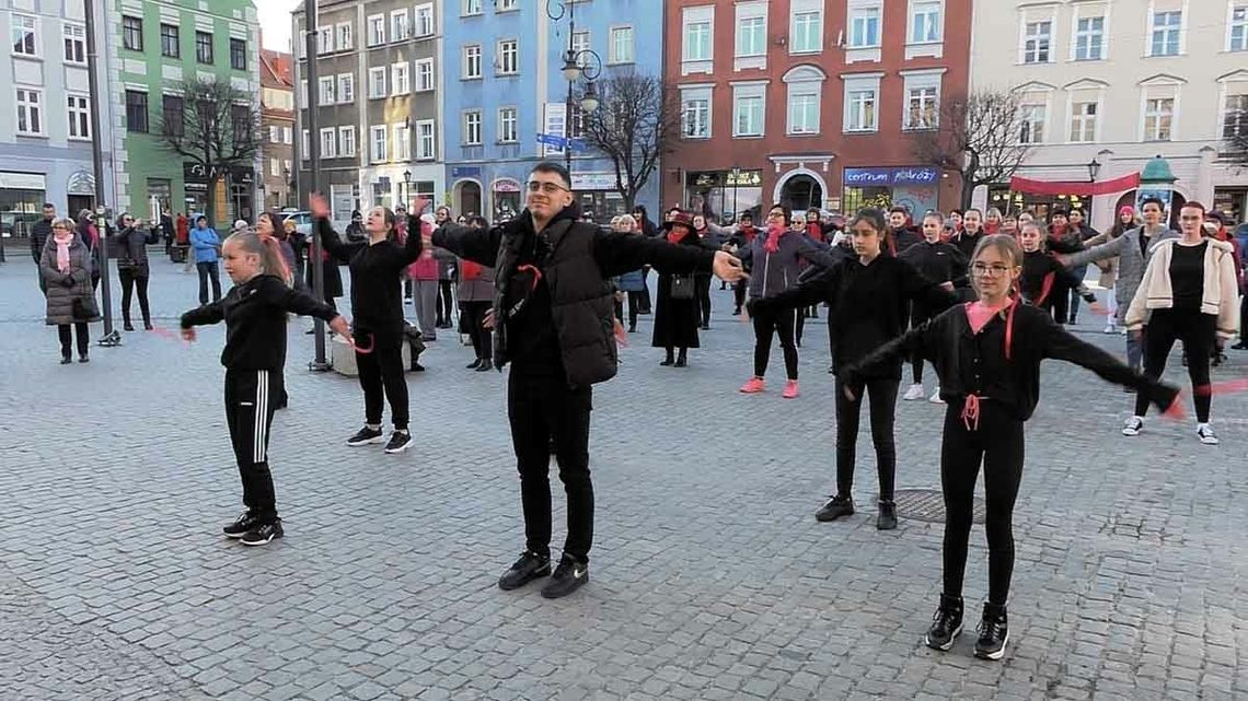 ZATAŃCZYLI PROTESTUJĄC PRZECIWKO PRZEMOCY