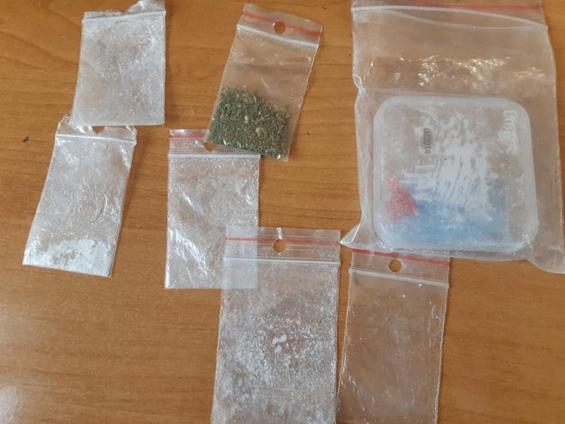 ZATRZYMANO WŁAMYWACZKĘ, KTÓRA MIAŁA PRZY SOBIE NARKOTYKI ZATRZYMANO WŁAMYWACZKĘ, KTÓRA MIAŁA PRZY SOBIE NARKOTYKI