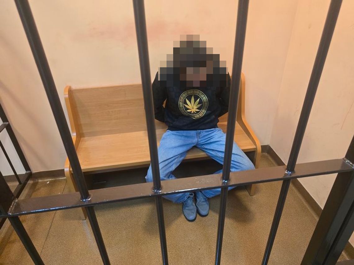 Zatrzymany za serię przestępstw – uszkodzenie radiowozu, pobicia i naruszenia prawa Zatrzymany za serię przestępstw – uszkodzenie radiowozu, pobicia i naruszenia prawa