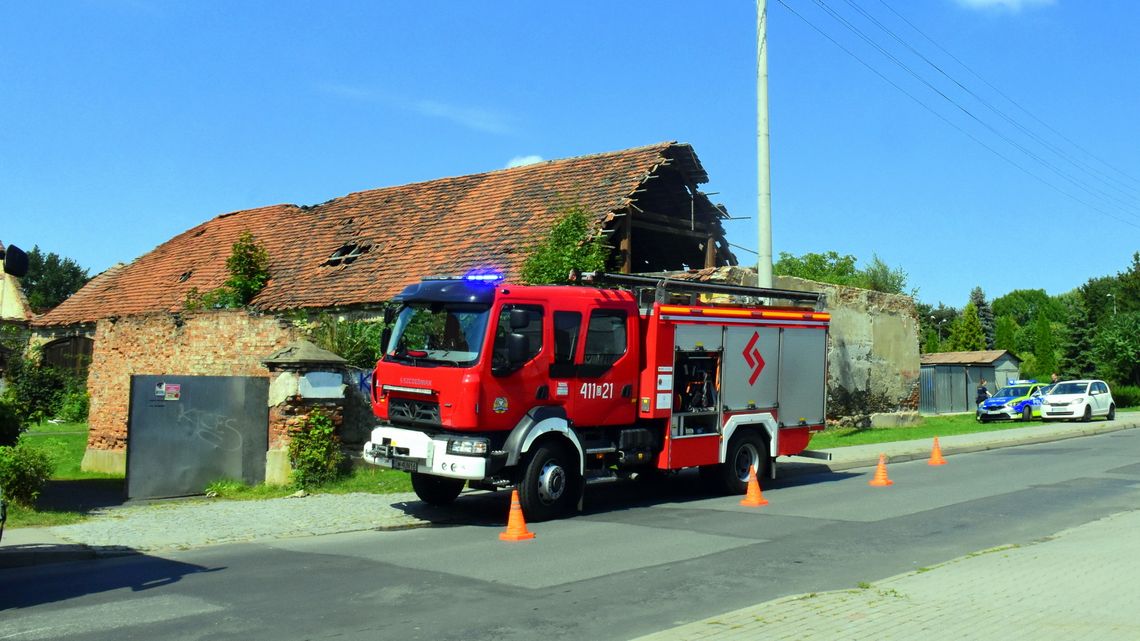 Zawalenie się dachu na budynku gospodarczym w Dzierżoniwie