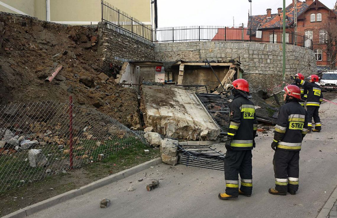 ZAWALIŁ SIĘ MUR PRZY UL MŁYŃSKIEJ