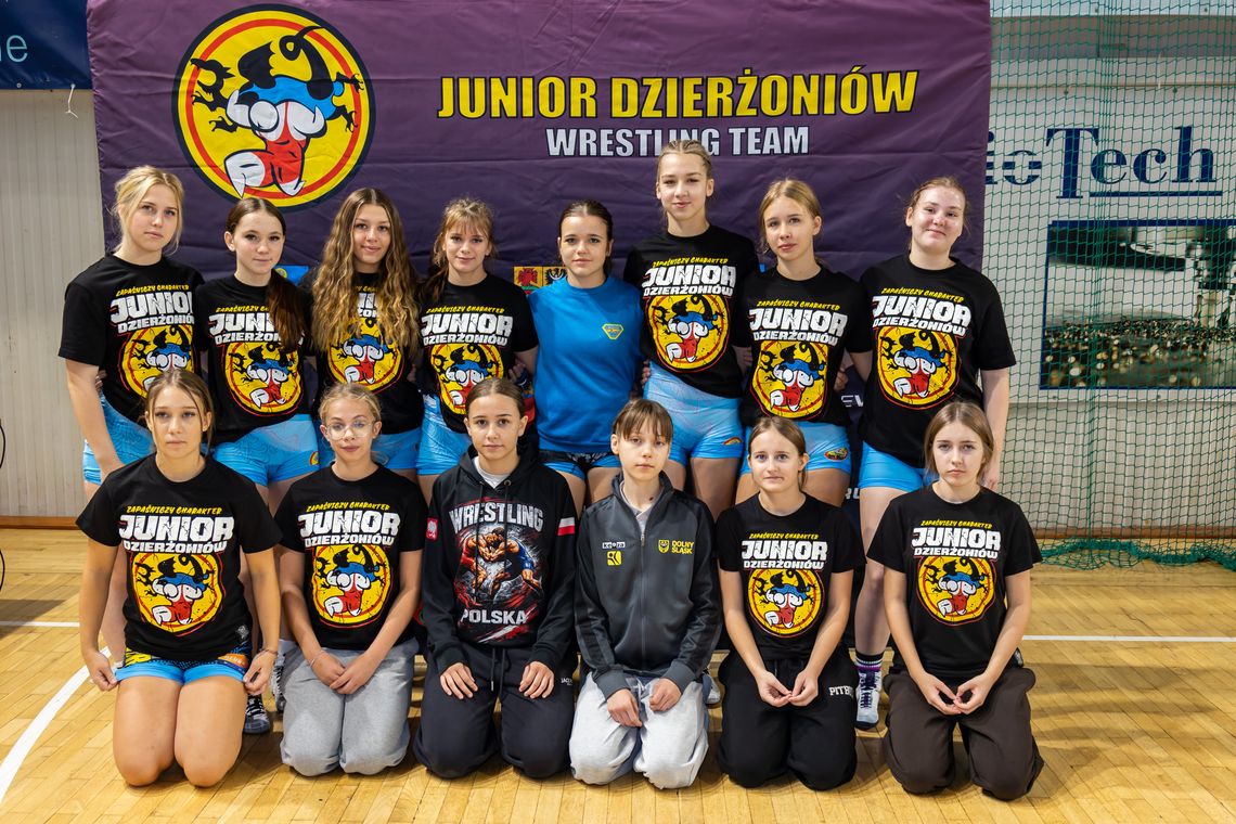 Zawodniczki JUNIORA Dzierżoniów z brązowymi medalami Drużynowych Mistrzostw Polski w Zapasach