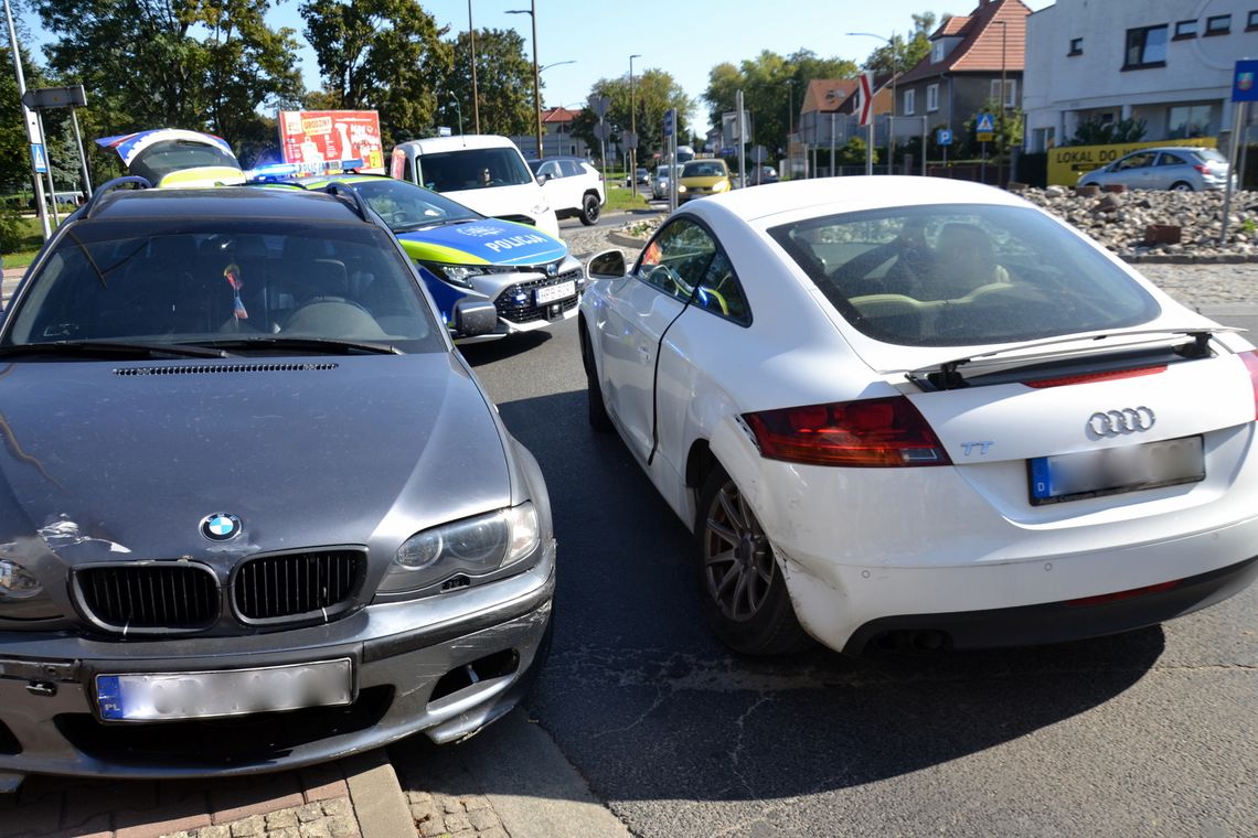 Zderzenie BMW z Audi na rondzie w Dzierżoniowie