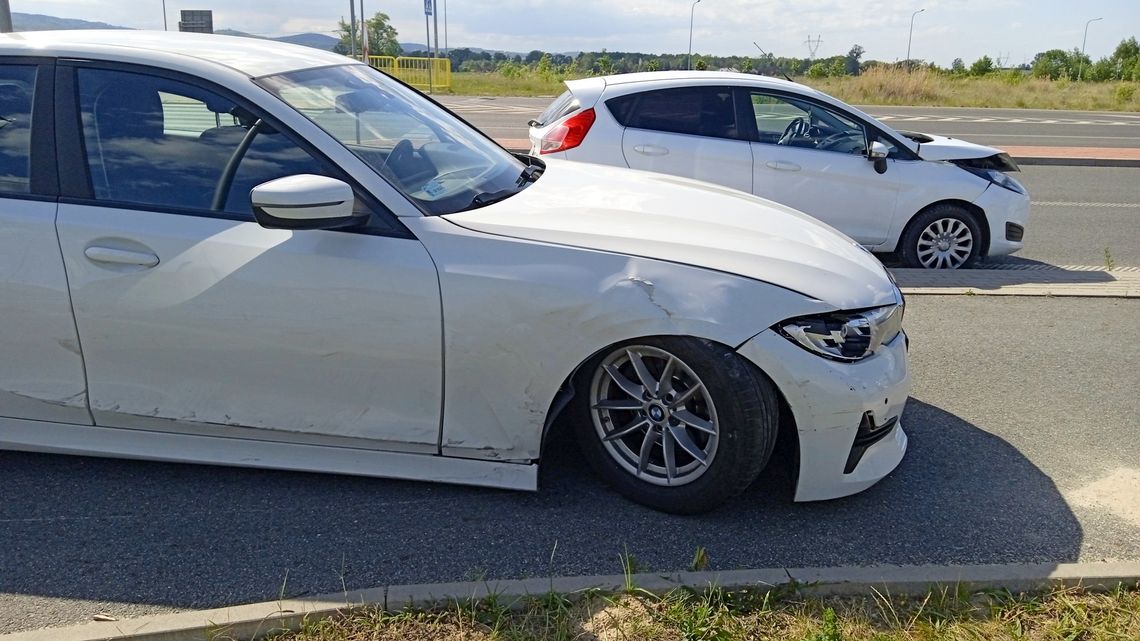 Zderzenie BMW z Fordem na obwodnicy  Dzierżoniowa