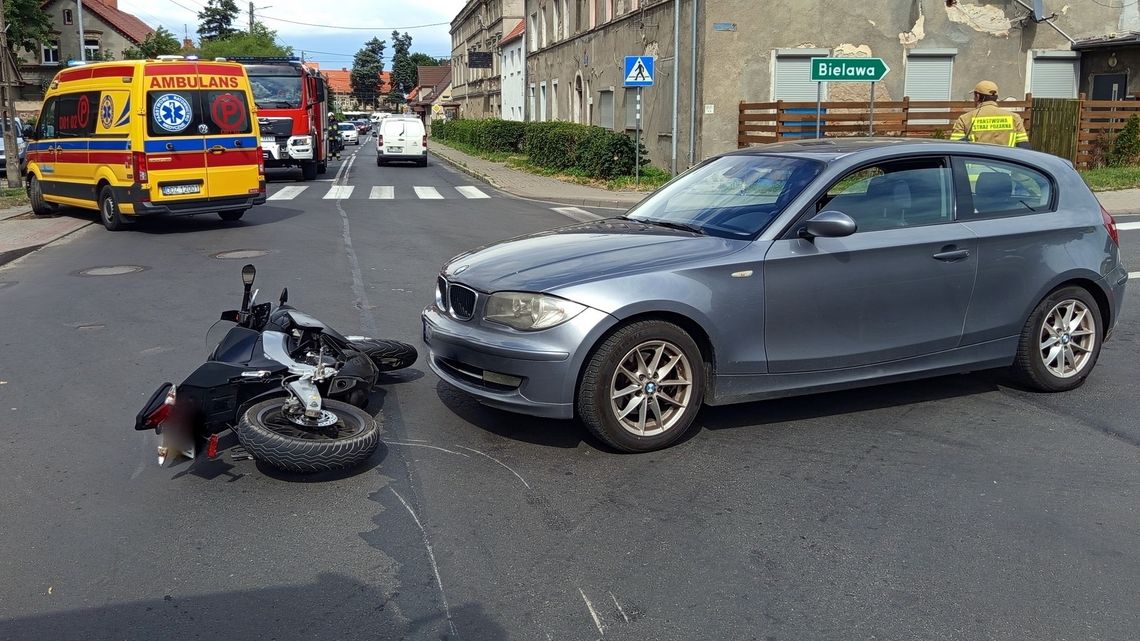 Zderzenie BMW z motocyklem w Pieszycach