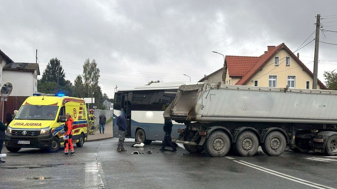 Zderzenie ciężarówki z autobusem na "ósemce" w Przerzeczynie Zdroju